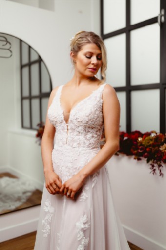 Iconic Collection Nadia #2 Ivory/Sand/Nude thumbnail