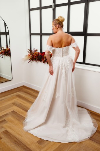 Iconic Collection Monica #7 Ivory/Shell thumbnail