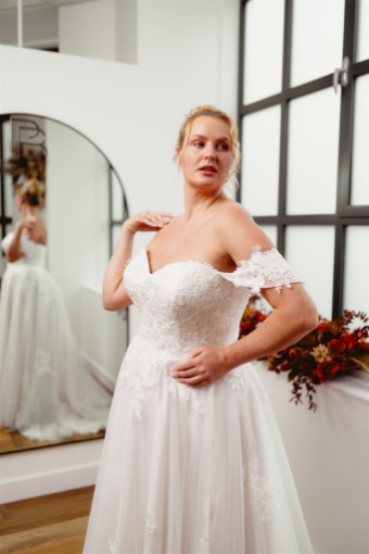 Iconic Collection Monica #3 Ivory/Shell thumbnail