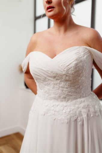 Iconic Collection Meredith #2 Ivory thumbnail