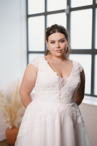 Iconic Collection Sabrina #3 default Ivory/Shell thumbnail