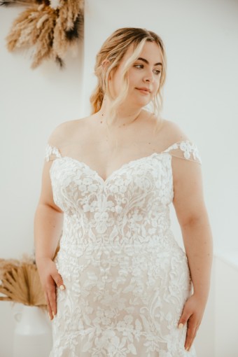 Iconic Collection Amy Plus #3 Almond/Ivory/Nude thumbnail